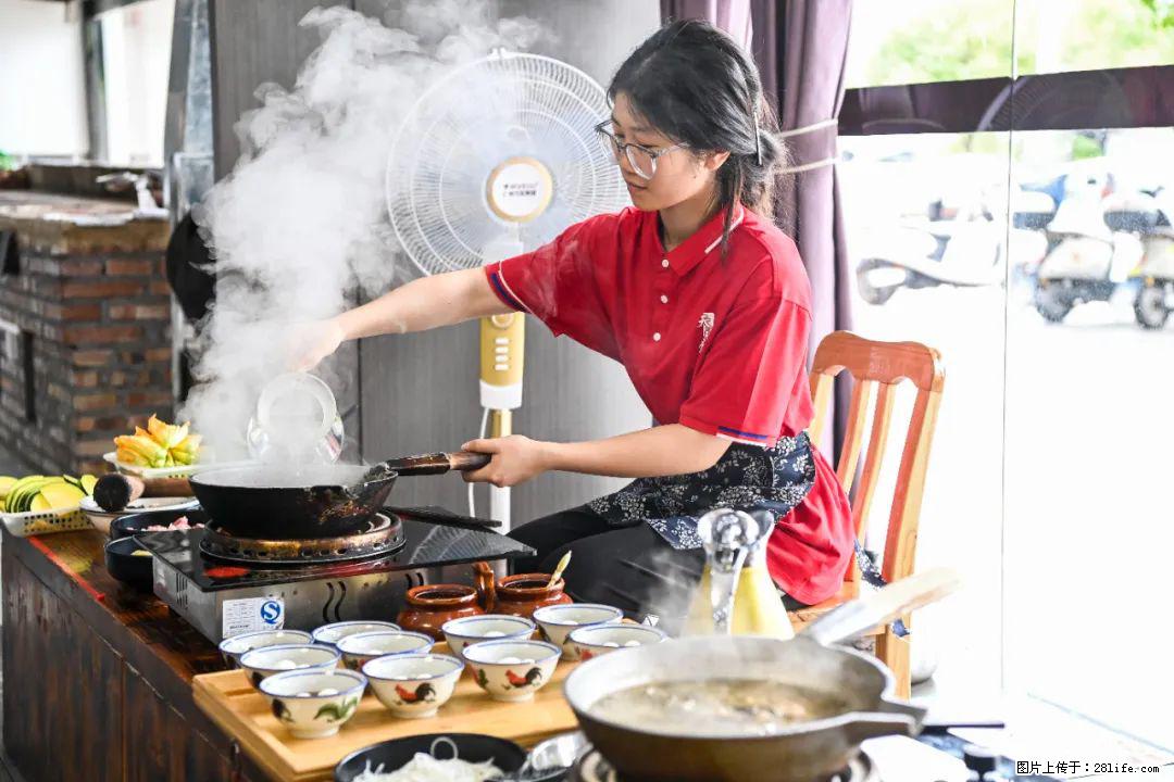 全网追的“扁担女孩”，找了一份暑假工，时薪12元 - 宜宾生活资讯 - 宜宾28生活网 yb.28life.net